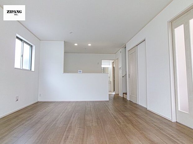 【居間・リビング】【リビング】キッチンと一体になったリビングはひろびろとしたくつろぎ空間を実現しています。