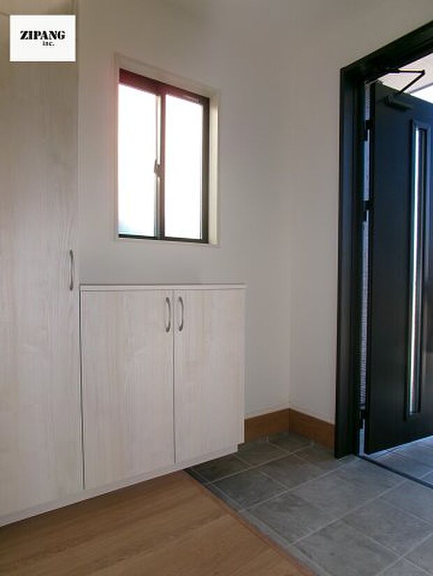 【玄関】【玄関】玄関に窓があるとお家全体が明るい印象を受けます。玄関タイルはお掃除しやすく清潔を保てます♪ 