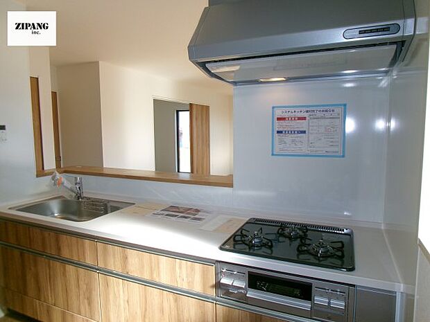 【キッチン】【キッチン】お子さまや家族と距離感近く料理が可能な対面式のシステムキッチンです。3口コンロのキッチンでお料理のレパートリーが増えそうです♪ 