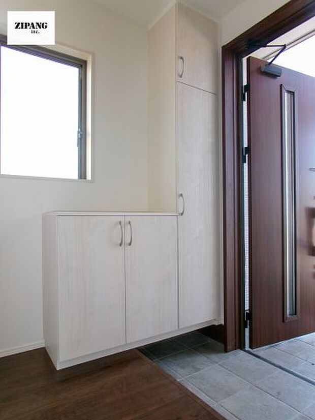 【玄関】【玄関】玄関に窓があるとお家全体が明るい印象を受けます。玄関タイルはお掃除しやすく清潔を保てます♪ 