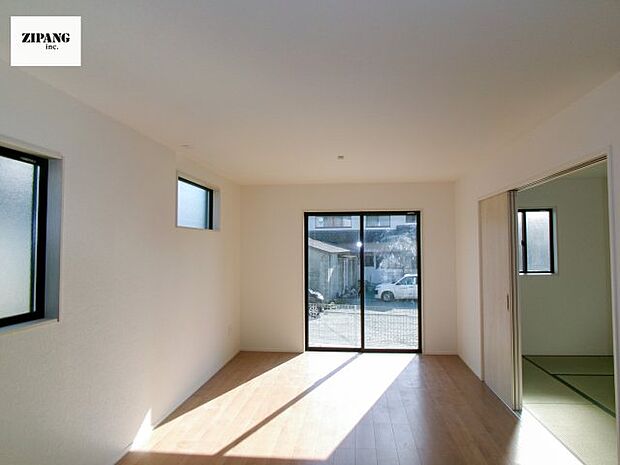 【居間・リビング】【リビング】キッチンと一体になったリビングはひろびろとしたくつろぎ空間を実現しています。