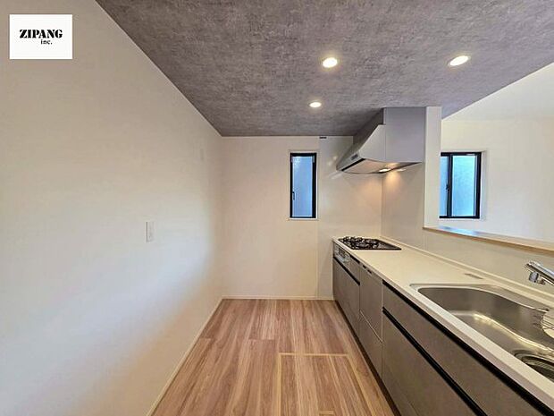 【キッチン】【キッチン】お子さまや家族と距離感近く料理が可能な対面式のシステムキッチンです。3口コンロのキッチンでお料理のレパートリーが増えそうです♪