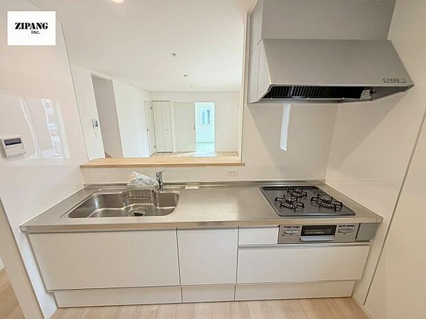 【キッチン】【キッチン】お子さまや家族と距離感近く料理が可能な対面式のシステムキッチンです。3口コンロのキッチンでお料理のレパートリーが増えそうです♪