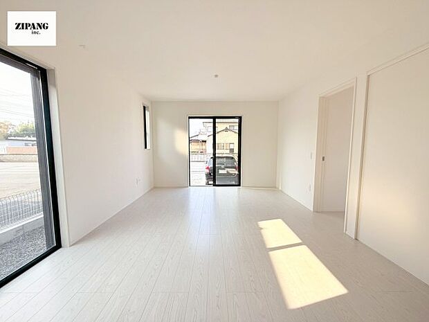 【居間・リビング】【リビング】キッチンと一体になったリビングはひろびろとしたくつろぎ空間を実現しています。