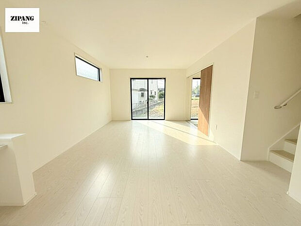 【居間・リビング】【リビング】キッチンと一体になったリビングはひろびろとしたくつろぎ空間を実現しています。 