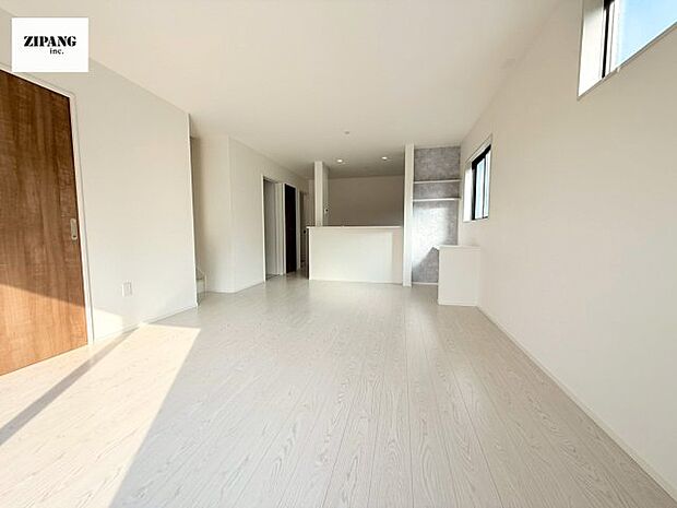 【居間・リビング】【リビング】キッチンと一体になったリビングはひろびろとしたくつろぎ空間を実現しています。 