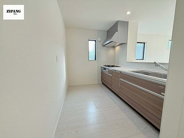 【キッチン】【キッチン】お子さまや家族と距離感近く料理が可能な対面式のシステムキッチンです。3口コンロのキッチンでお料理のレパートリーが増えそうです♪ 