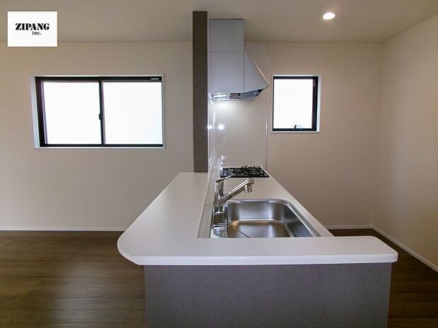 【キッチン】【キッチン】お子さまや家族と距離感近く料理が可能な対面式のシステムキッチンです。3口コンロのキッチンでお料理のレパートリーが増えそうです♪ 