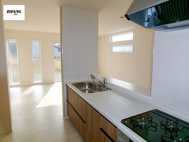 【キッチン】【キッチン】お子さまや家族と距離感近く料理が可能な対面式のシステムキッチンです。3口コンロのキッチンでお料理のレパートリーが増えそうです♪