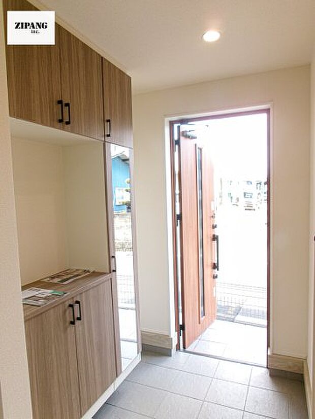 【玄関】【玄関】すっきり清潔感のある収納です。収納扉はミラー付きなのでお出かけ前に便利です。 