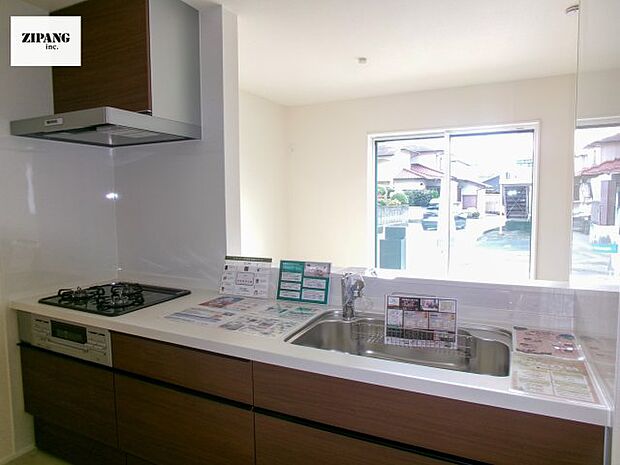 【キッチン】【キッチン】お子さまや家族と距離感近く料理が可能な対面式のシステムキッチンです。3口コンロのキッチンでお料理のレパートリーが増えそうです♪ 