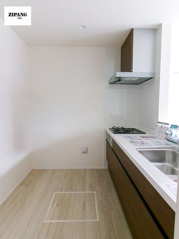 【キッチン】【キッチン】お子さまや家族と距離感近く料理が可能な対面式のシステムキッチンです。3口コンロのキッチンでお料理のレパートリーが増えそうです♪ 