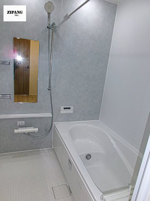 【風呂】【浴室】1坪タイプのお風呂。浴室暖房換気乾燥機付きで、雨の日の洗濯や冬の入浴を快適に過ごせます。