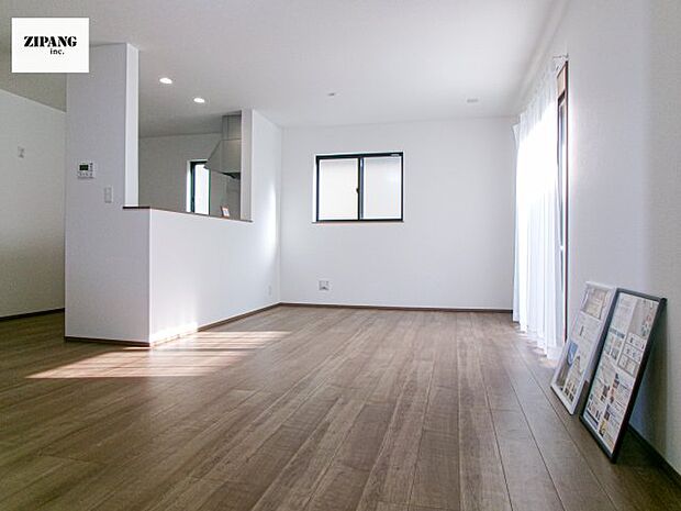 【居間・リビング】【リビング】キッチンと一体になったリビングはひろびろとしたくつろぎ空間を実現しています。 