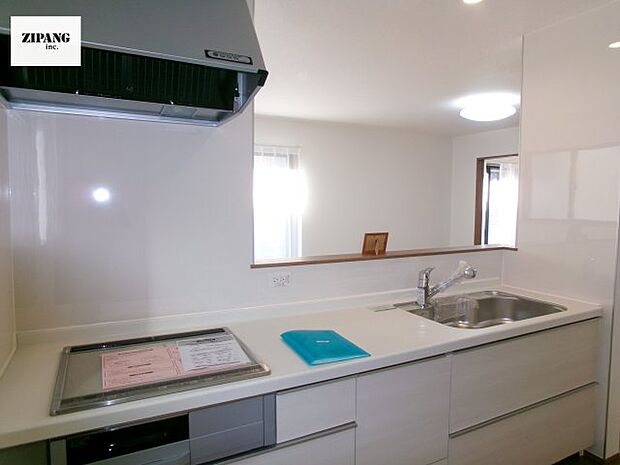 【キッチン】【キッチン】お子さまや家族と距離感近く料理が可能な対面式のシステムキッチンです。IHの3つ口コンロでお料理のレパートリーが増えそうです。 