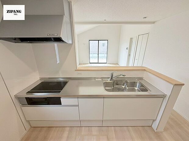 【キッチン】【キッチン】お子さまや家族と距離感近く料理が可能な対面式のシステムキッチンです。IHの3つ口コンロでお料理のレパートリーが増えそうです。 