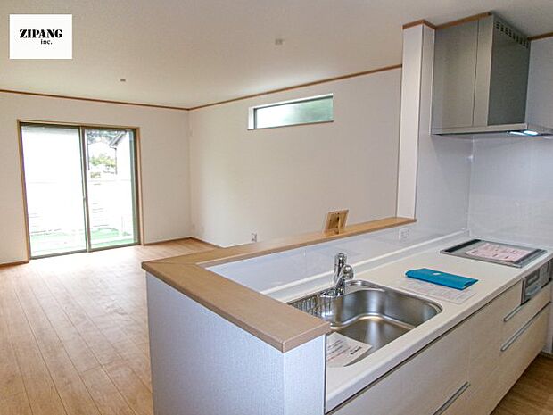 【居間・リビング】【リビング】キッチンと一体になったリビングはひろびろとしたくつろぎ空間を実現しています。