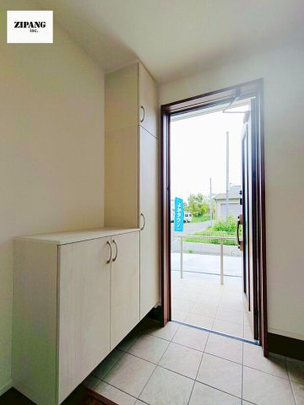 【玄関】【玄関】明るくすっきりした玄関が家族を迎えてくれます。玄関タイルはお掃除しやすく清潔を保てます♪