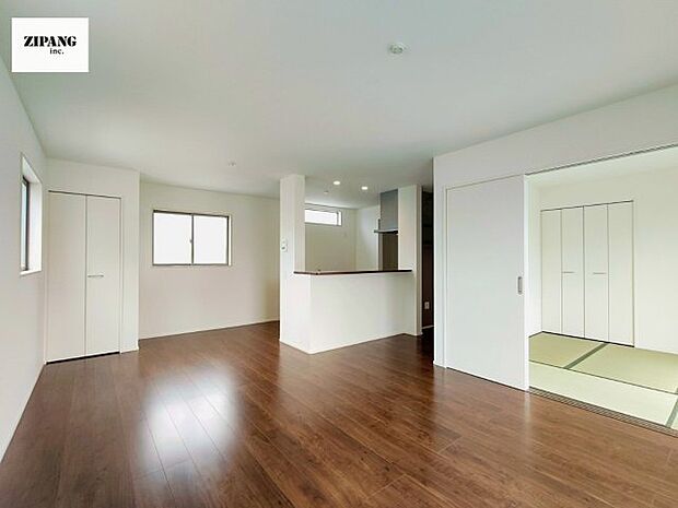 【居間・リビング】【リビング】キッチンと一体になったリビングはひろびろとしたくつろぎ空間を実現しています。