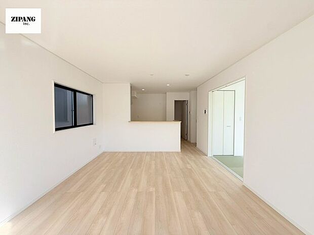 【居間・リビング】【リビング】キッチンと一体になったリビングはひろびろとしたくつろぎ空間を実現しています。 