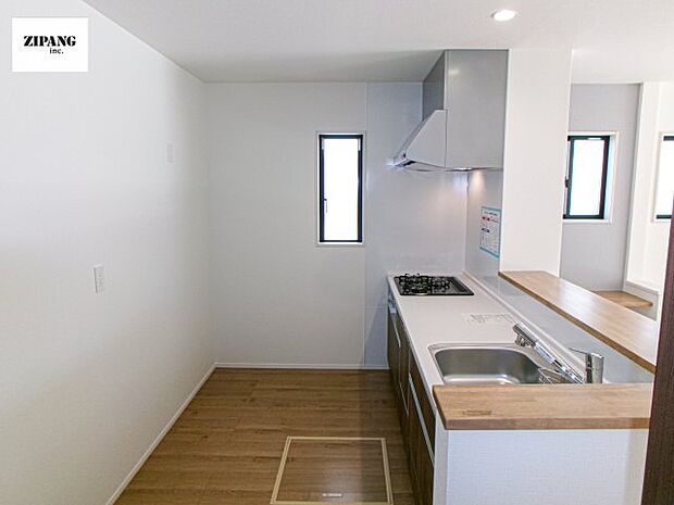 【キッチン】【キッチン】お子さまや家族と距離感近く料理が可能な対面式のシステムキッチンです。IHの3つ口コンロでお料理のレパートリーが増えそうです。 