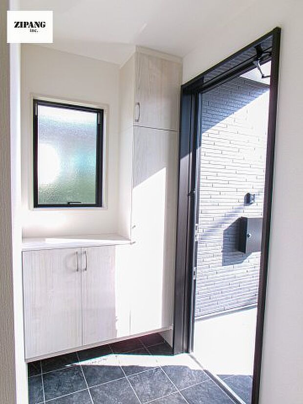 【玄関】【玄関】玄関に窓があるとお家全体が明るい印象を受けます。玄関タイルはお掃除しやすく清潔を保てます♪ 