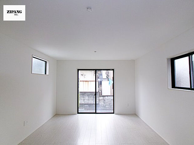 【居間・リビング】【リビング】キッチンと一体になったリビングはひろびろとしたくつろぎ空間を実現しています。 