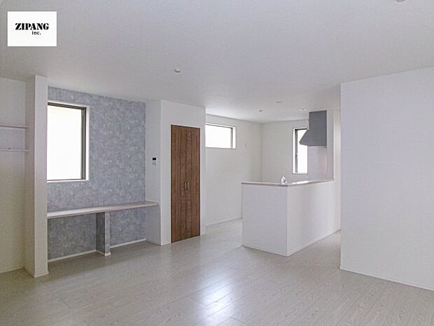 【居間・リビング】【リビング】キッチンと一体になったリビングはひろびろとしたくつろぎ空間を実現しています。 