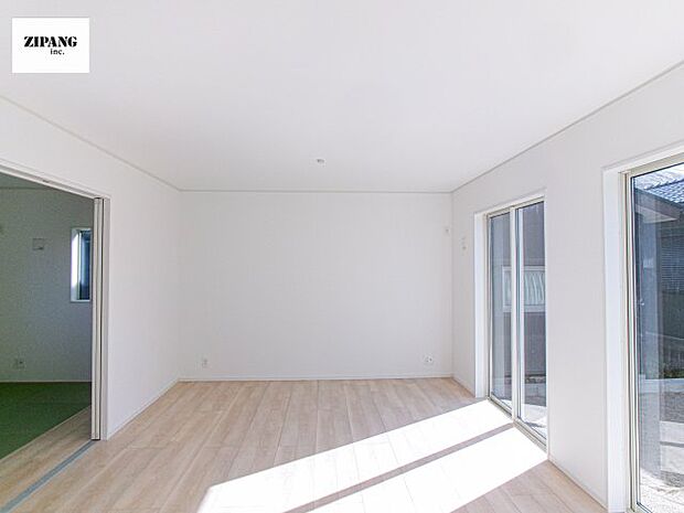 【居間・リビング】【リビング】キッチンと一体になったリビングはひろびろとしたくつろぎ空間を実現しています。 