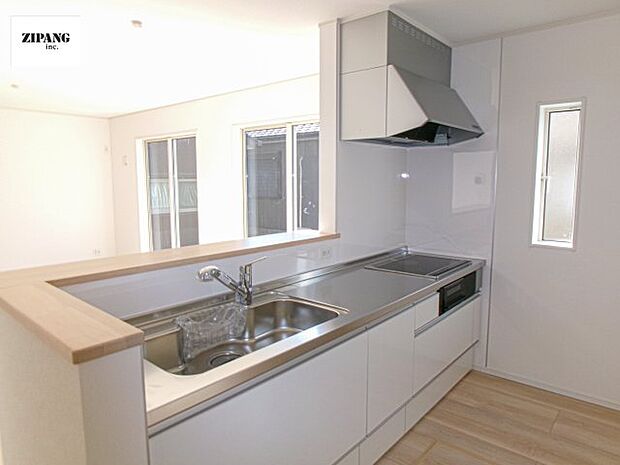 【キッチン】【キッチン】お子さまや家族と距離感近く料理が可能な対面式のシステムキッチンです。IHの3つ口コンロでお料理のレパートリーが増えそうです。 