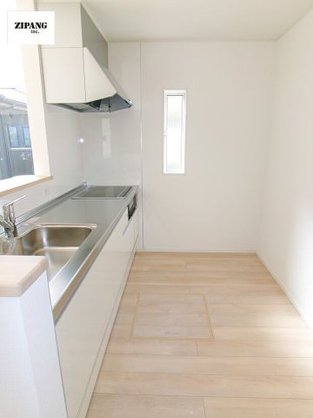 【キッチン】【キッチン】お子さまや家族と距離感近く料理が可能な対面式のシステムキッチンです。IHの3つ口コンロでお料理のレパートリーが増えそうです。 