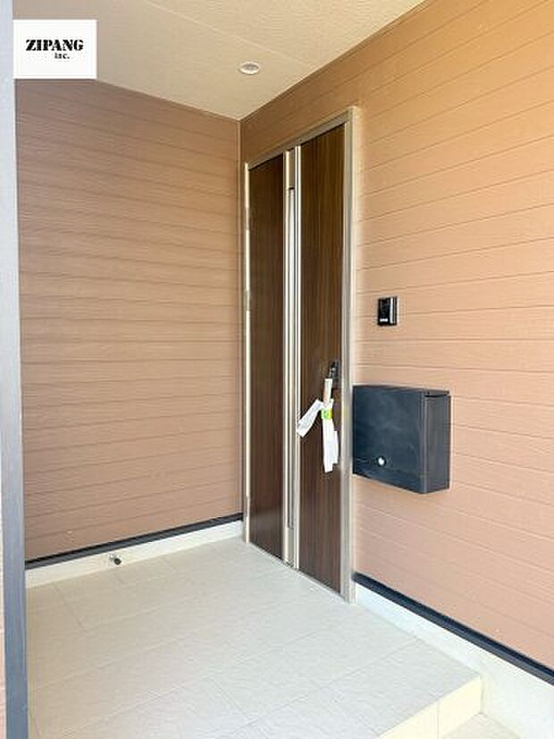 【玄関】【断熱玄関ドア】断熱性能にとって開口部の玄関はとても大事です。雨にぬれずに郵便物をとることができるポスト、テレビカメラ付きのインターホンがあります。 