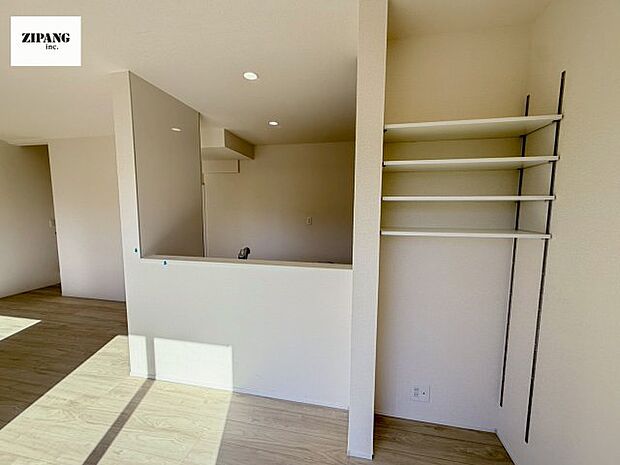 【キッチン】【キッチン】お子さまや家族と距離感近く料理が可能な対面式のシステムキッチンです。