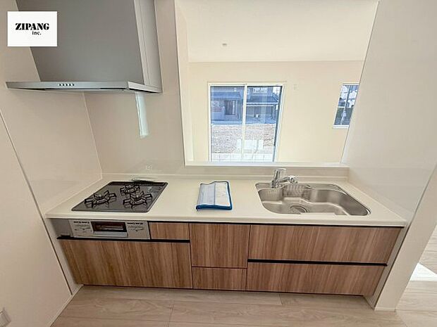 【キッチン】【キッチン】お子さまや家族と距離感近く料理が可能な対面式のシステムキッチンです。3口コンロのキッチンでお料理のレパートリーが増えそうです♪