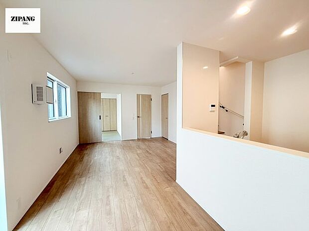 【居間・リビング】【リビング】キッチンと一体になったリビングはひろびろとしたくつろぎ空間を実現しています。