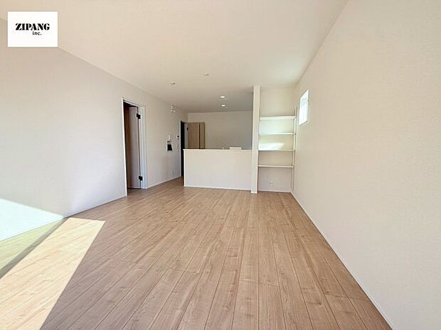 【居間・リビング】【リビング】キッチンと一体になったリビングはひろびろとしたくつろぎ空間を実現しています。