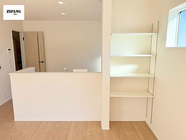 【キッチン】【キッチン】お子さまや家族と距離感近く料理が可能な対面式のシステムキッチンです。