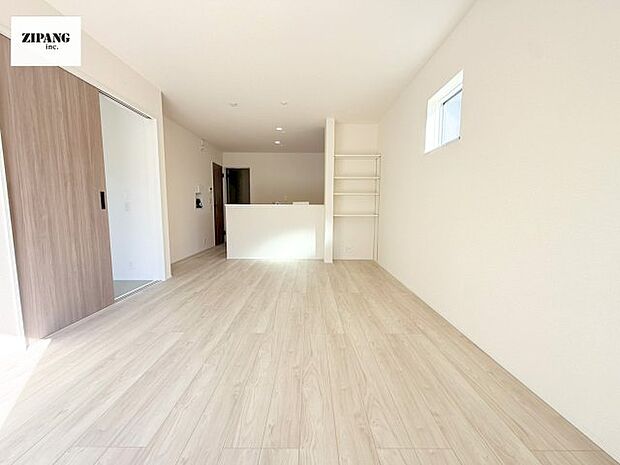 【居間・リビング】【リビング】キッチンと一体になったリビングはひろびろとしたくつろぎ空間を実現しています。