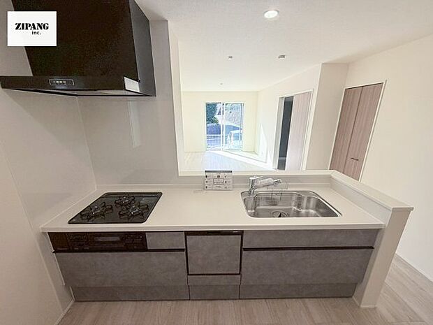 【キッチン】【キッチン】お子さまや家族と距離感近く料理が可能な対面式のシステムキッチンです。3口コンロのキッチンでお料理のレパートリーが増えそうです♪