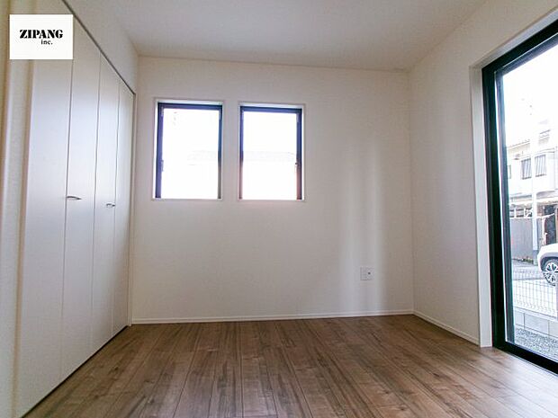 【洋室】【洋室】あると嬉しい1階の一部屋。お子様のお昼寝スペースや客間、お友達やご親戚のお泊り部屋としても使えます。