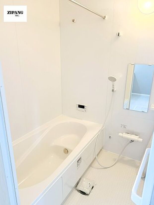 【風呂】【浴室】1坪タイプのお風呂。浴室暖房換気乾燥機付きで、雨の日の洗濯や冬の入浴を快適に過ごせます。