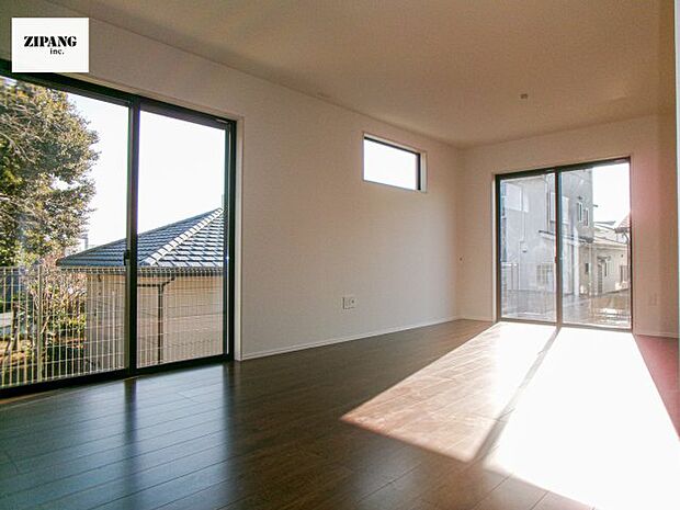 【居間・リビング】【リビング】キッチンと一体になったリビングはひろびろとしたくつろぎ空間を実現しています。 