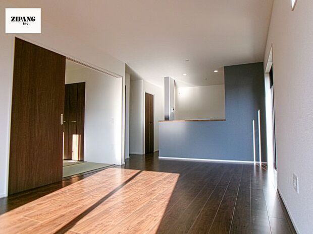 【居間・リビング】【リビング】キッチンと一体になったリビングはひろびろとしたくつろぎ空間を実現しています。 