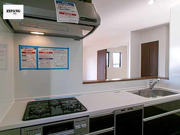 【キッチン】【キッチン】お子さまや家族と距離感近く料理が可能な対面式のシステムキッチンです。3口コンロのキッチンでお料理のレパートリーが増えそうです♪ 