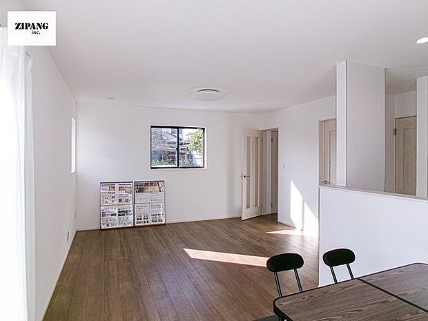 【居間・リビング】【リビング】キッチンと一体になったリビングはひろびろとしたくつろぎ空間を実現しています。 