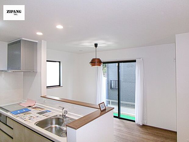 【居間・リビング】【リビング】キッチンと一体になったリビングはひろびろとしたくつろぎ空間を実現しています。 