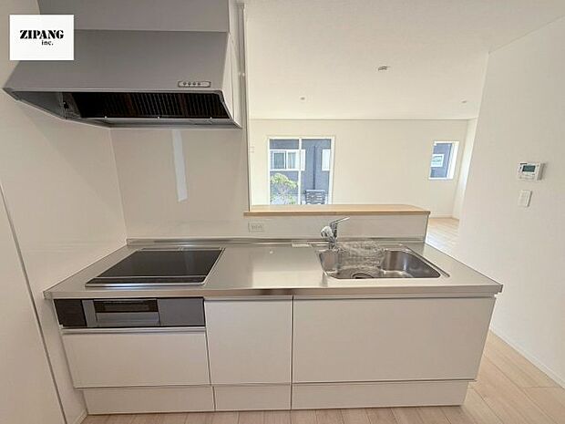 【キッチン】【キッチン】お子さまや家族と距離感近く料理が可能な対面式のシステムキッチンです。IHの3つ口コンロでお料理のレパートリーが増えそうです。