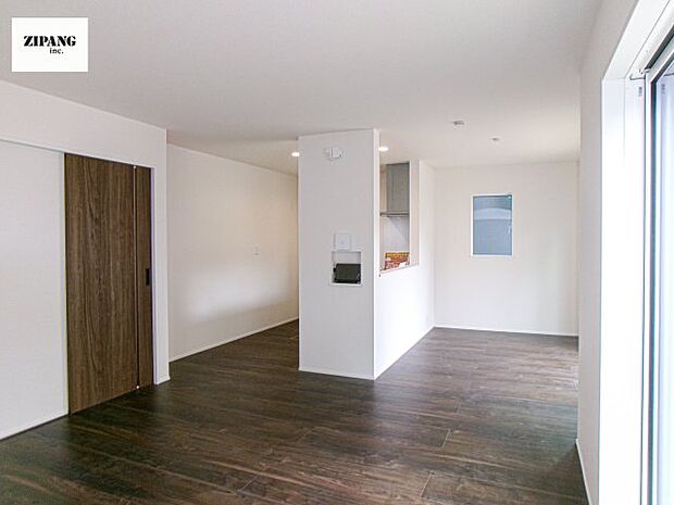 【居間・リビング】【リビング】キッチンと一体になったリビングはひろびろとしたくつろぎ空間を実現しています。 