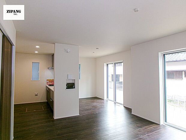 【居間・リビング】【リビング】キッチンと一体になったリビングはひろびろとしたくつろぎ空間を実現しています。 