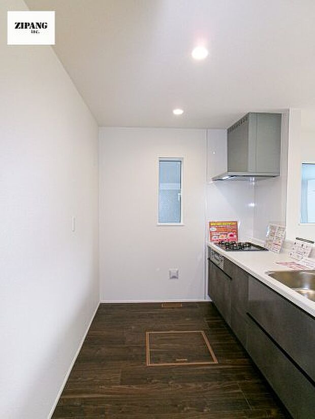 【キッチン】【キッチン】お子さまや家族と距離感近く料理が可能な対面式のシステムキッチンです。3口コンロのキッチンでお料理のレパートリーが増えそうです♪ 